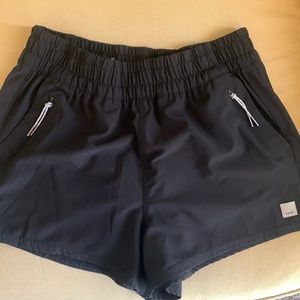 Vuori Size Small, Black dash short